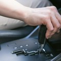 Ova navika može uništiti automatski menjač - a mnogi vozači je svakodnevno primenjuju