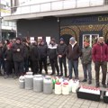 Prosuto mleko ispred Skupštine grada Kraljeva - protest zbog najave da će otkupna cena mleka biti manja za 5 dinara