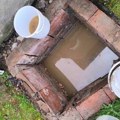 Izlivaju se kanalizacione šahte u naselju Ančiki, građani satima bez pomoći komunalnih službi