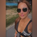 Boli koliko je zgodna! Pevačica se porodila pre 2 godine, a ima telo za desetku: Izbacila dekolte, utegla se u helanke i vozi…