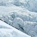 Rekord oboren na Mont Everestu: grupno osvajanje najvišeg vrha sveta u jednom danu