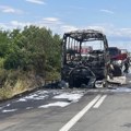 Tri osobe povređene u sudaru autobusa, kombija i automobila kod Platičeva, sva vozila izgorela