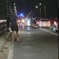 Zapalio se automobil na teretnom mostu kod Sremske Mitrovice! Gust dim, policija reguliše saobraćaj: Na sreću, nema povređenih…