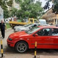 Kamion i automobili blokirali trotoar, Prokupčani se dovijaju da prođu ka centru grada