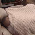 Pljušte poljupci na sve strane: Car i Laura ne mogu da odole jedno drugom, ne izlazi ispod pokrivača! (video)
