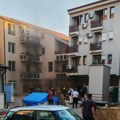 (Foto) Vatra buknula u zgradi, dim kulja na sve strane Požar u centru Lazarevca: Vatrogasci se bore s plamenom