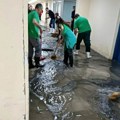 Potop u urgentnom centru, primaju samo hitne pacijente: Nevreme napravilo haos, zaposleni kofama skupljali vodu foto