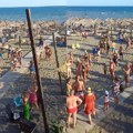 „Radni“ dan na ulcinjskoj plaži završava sa „Hej Sloveni“ i svi kupači ustaju u stav (VIDEO)