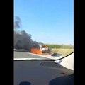 VIDEO: Zapalio se automobil na auto-putu kod Beške