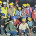 Indija: Građevinski radnici radili jogu i igrali igrice u zatrpanom tunelu