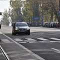 Haos u centru Beograda: Pijani muškarac bacao cigle na automobile na Slaviji, pa nasrnuo i na policiju