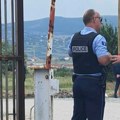 Maltretiranje Srba na Gazimestanu: Pripadnici tzv. kosovske policije muškarcima podižu majice ne bi li videli da nema nekih…