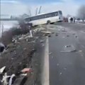 Prvi snimak sudara autobusa i kamiona kod Kraljeva! Teška nesreća u Zaklopači, autobus završio u jarku, delovi rasuti svud…