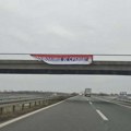 FOTO: Duž auto-puta transparenti "Vojvodina je Srbija"