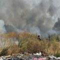 Požar u naselju Slavka Zlatanovića: Gori rastinje i otpad, vatrogasci na terenu