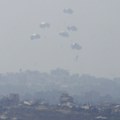 Gaza dobila pomoć iz vazduha: 25 tona paketa spušteno padobranima FOTO/VIDEO