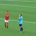 Da li se to desio najveći promašaj u fudbalu?! Obe ekipe se hvatale za glavu! (video)