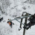 Sneg polomio dalekovode, meštani bez struje i putevi neprohodni: Proglašena vanredna situacija i u Ivanjici, sve ekipe na…