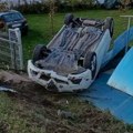 Izgubio kontrolu nad vozilom pa uleteo ljudima u dvorište! Težak udes kod Čačka, vozač povređen