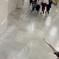 Horor u školi u Moskvi: Učenik uleteo s nožem i krenuo u napad; Ima mrtvih; Snimak je uznemirujući VIDEO