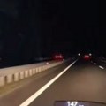 Ljudi gledaju snimak i drže se za glavu! Opasna vožnja zabeležena kod Šapca, auto išao kontra smerom (video)