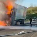 Zapalio se kamion na auto-putu, stao Miloš Veliki: Vozač šmrkom gasi vozilo (video)