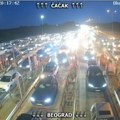 Totalni kolaps ka Beogradu, ovde je najkritičnije! Vozači zarobljeni u kilometarskim kolonama, na naplatnoj rampi kao na…