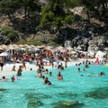 Horor na popularnom letovalištu! Stene krenule da se obrušavaju među kupače, snimljen strašan trenutak (video)