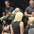 Drama na sahrani Andrije Bajića, žestoka svađa poznatih ispred kapele: "Nosićeš duplu crninu!"