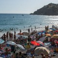 Pakao u crnogorskom letovalištu: "Nema vode, ljudi ustaju noću da pune kanistere, neki već pakuju kofere"