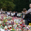 Desetine hiljada ljudi oplakuje kralja Haralda u Oslu! Ulice prekrivene cvećem, narod pali sveće, norveške zastave na pola…