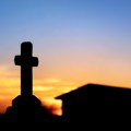Poginuo tokom mise: Krst se odvojio od zida i pao na sveštenika, tragedija zabeležena u prenosu uživo