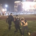 Pojavio se snimak gde policija tuče studenta: Demonstranti se razbežali, kreću hapšenja (video)