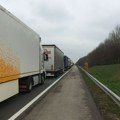 Kamioni čekaju 10 sati na graničnom prelazu Batrovci