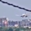 Boingov avion prinudno sleteo Drama se desila par minuta posle poletanja, objavljen "hitan slučaj"