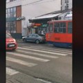 Haos na Bulevaru: Bahati vozač se parkirao posred šina, tramvaji blokirani, ne mogu da voze