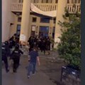 Advokat i još troje studenata povređeni u napadu policije na Pravni fakultet: MUP uhapsio 23 osobe, među njima i profesorku…