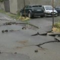 Nevreme odnelo asfalt na Dušanovcu: Ulica zatvorena za saobraćaj, stvara se gužva: Nadležne ekipe na terenu (video)