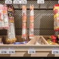 Mala zadovoljstva iz pariskog supermarketa - čips raznih ukusa, bageti, deserti i šunke