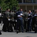 (Foto, video) šapke polete u vazduh! Završena promocija najmlađih oficira Vojske Srbije, Vučić najboljima dodelio oficirske…