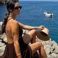 Ana Ivanović se baš opustila na Majorki: Pozirala u haljini sa skroz golim leđima, a tek da vidite šlic! Komentrai pljušte