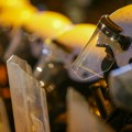 Šta BBC piše o nasilju u Srbiji? Sukobi, zapaljene kancelarije SNS-a i obećanje Vučiću iz Moskve da Rusija „neće ostati nema“…