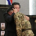 (Foto) "Srce me boli": Kim Džong Un priznao teške gubitke i grlio uplakane vojnike i decu: Odao počast trupama koje su se…
