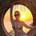 Pevačica smuvala pet godina mlađeg kolegu: Skinula se u srebrni bikini i pokazala zavidnu figuru na letovanju