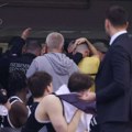 Grobari napravili haos u Nišu - meč prekinut: Navijači Partizana gađali sudije i vređali suprugu Nebojše Čovića