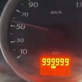 Vlasnik Renaulta snimio brojač koji prebacuje milion kilometara