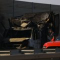 Prve fotografije sa auto-puta: Kamion potpuno izgoreo, vatrogasci i policija na licu mesta