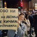 Novosađani slave pobedu ispred Banovine: kolo, pesma, pištaljke i vatromet