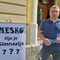 Profesor iz Gimnazije protestuje ispred sedišta grada s pitanjem gradonačelniku Leskovca