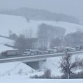 Amerika odsečena od sveta Paralisan saobraćaj, gradovi bez struje, potpuni kolaps zbog debele mećave (video)